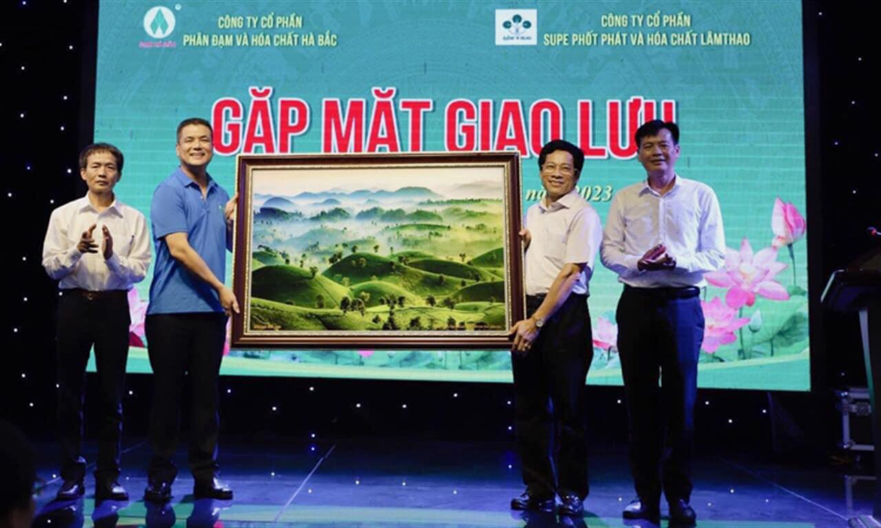 Công ty Supe Lâm Thao thăm, làm việc và giao lưu văn hóa với Công ty Đạm Hà Bắc