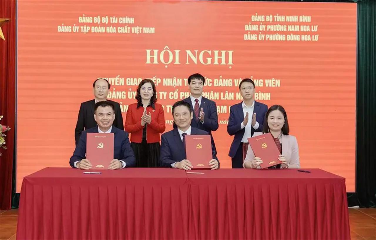 Conference on the Transfer and Reception of the Party Committees of Ninh Binh Phosphate Joint Stock Company and Ninh Binh Fertilizer One Member Limited Liability Company