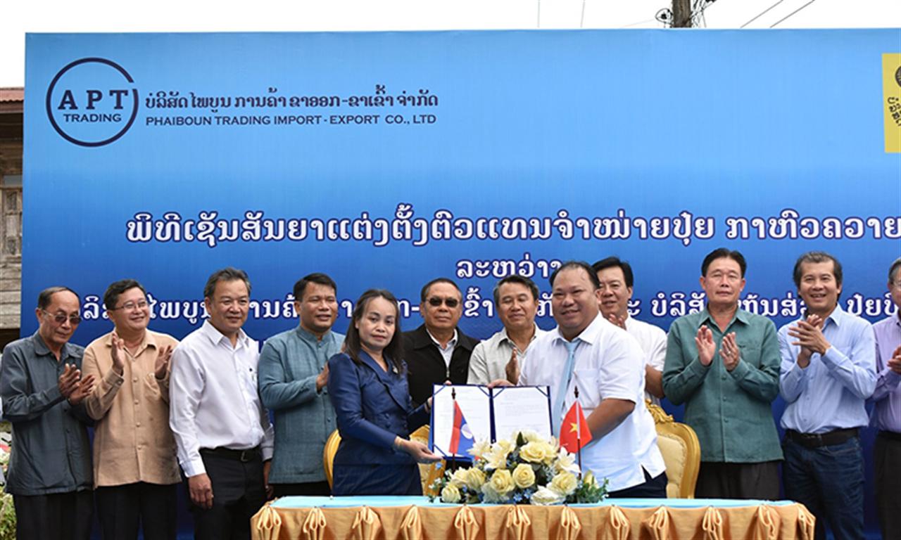 Bình Điền đưa các sản phẩm phân bón Đầu Trâu đến với nông dân Lào