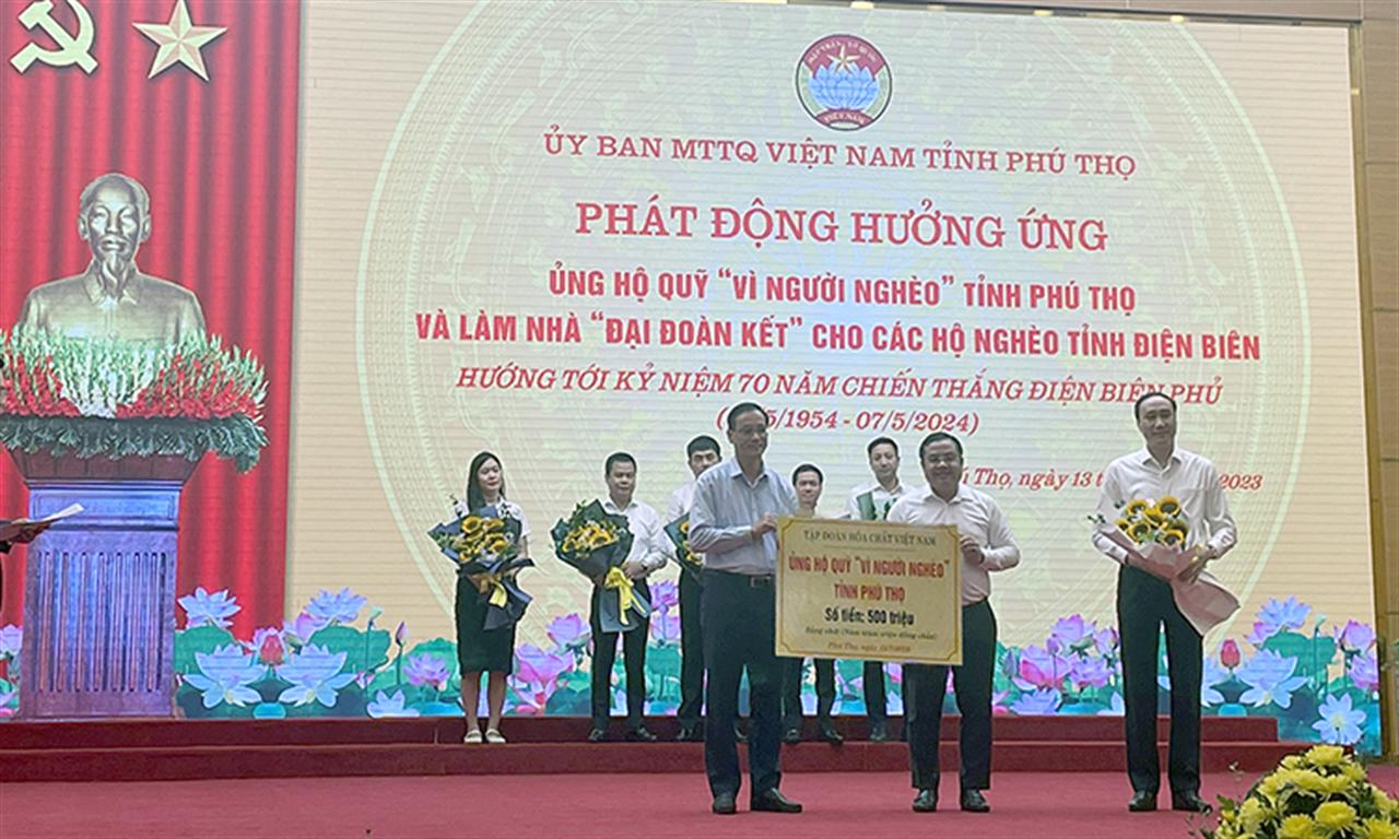 VINACHEM: Ủng hộ Quỹ “Vì người nghèo” tỉnh Phú Thọ 500 triệu đồng