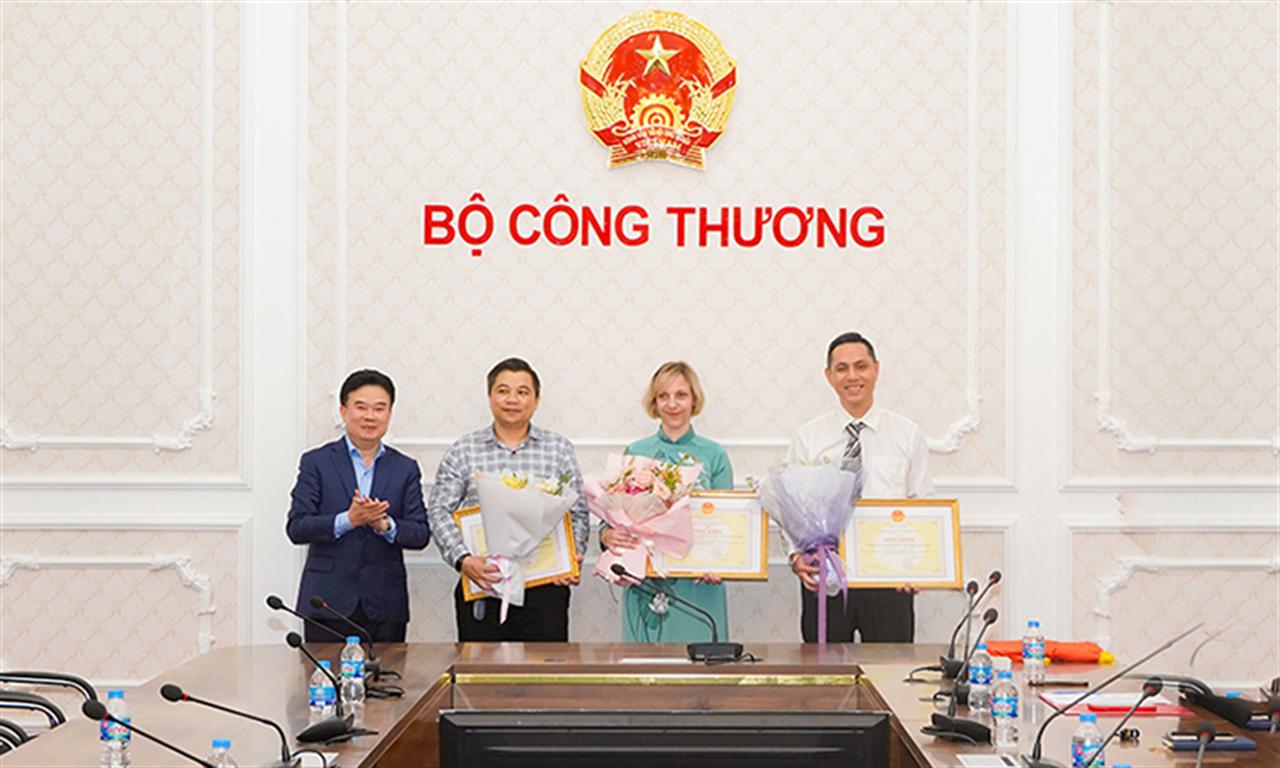 Công ty CP Hơi kỹ nghệ Que hàn (SOVIGAZ) nhận Bằng khen của Bộ trưởng Bộ Công Thương