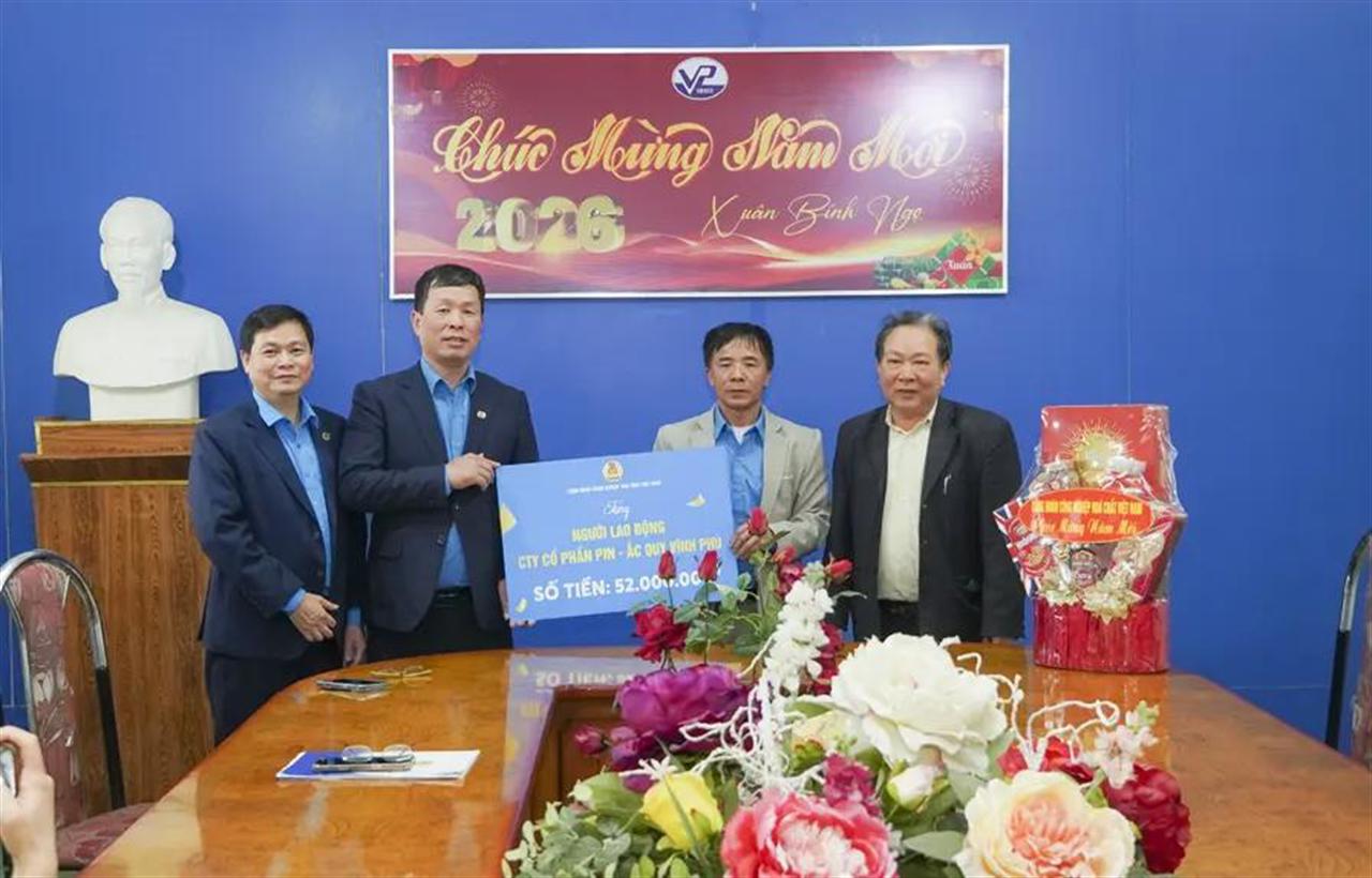 Công đoàn Công nghiệp Hóa chất Việt Nam đồng hành, động viên người lao động Công ty CP Pin ắc quy Vĩnh Phú dịp Tết Bính Ngọ 2026
