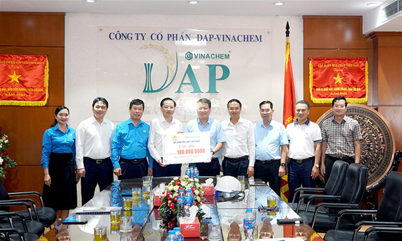 Lãnh đạo Tập đoàn Hóa chất Việt Nam thăm hỏi, động viên Người lao động Công ty CP DAP – VINACHEM chịu ảnh hưởng của cơn bão số 3