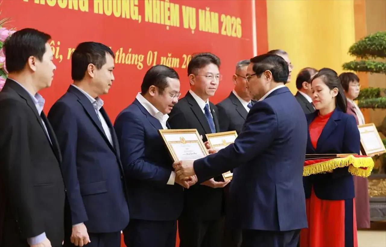 Prime Minister Pham Minh Chinh Awards Certificate of Merit from the Government Party Committee to Comrade Phung Quang Hiep - Outstanding Individual in Leading the Implementation of Political Tasks in 2025