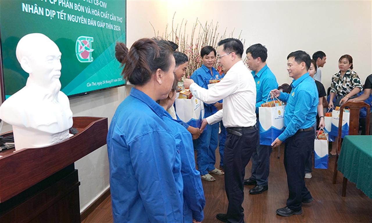 Đồng chí Nguyễn Hữu Tú, Phó Tổng giám đốc Tập đoàn thăm, chúc Tết, tặng quà tại một số đơn vị thành viên