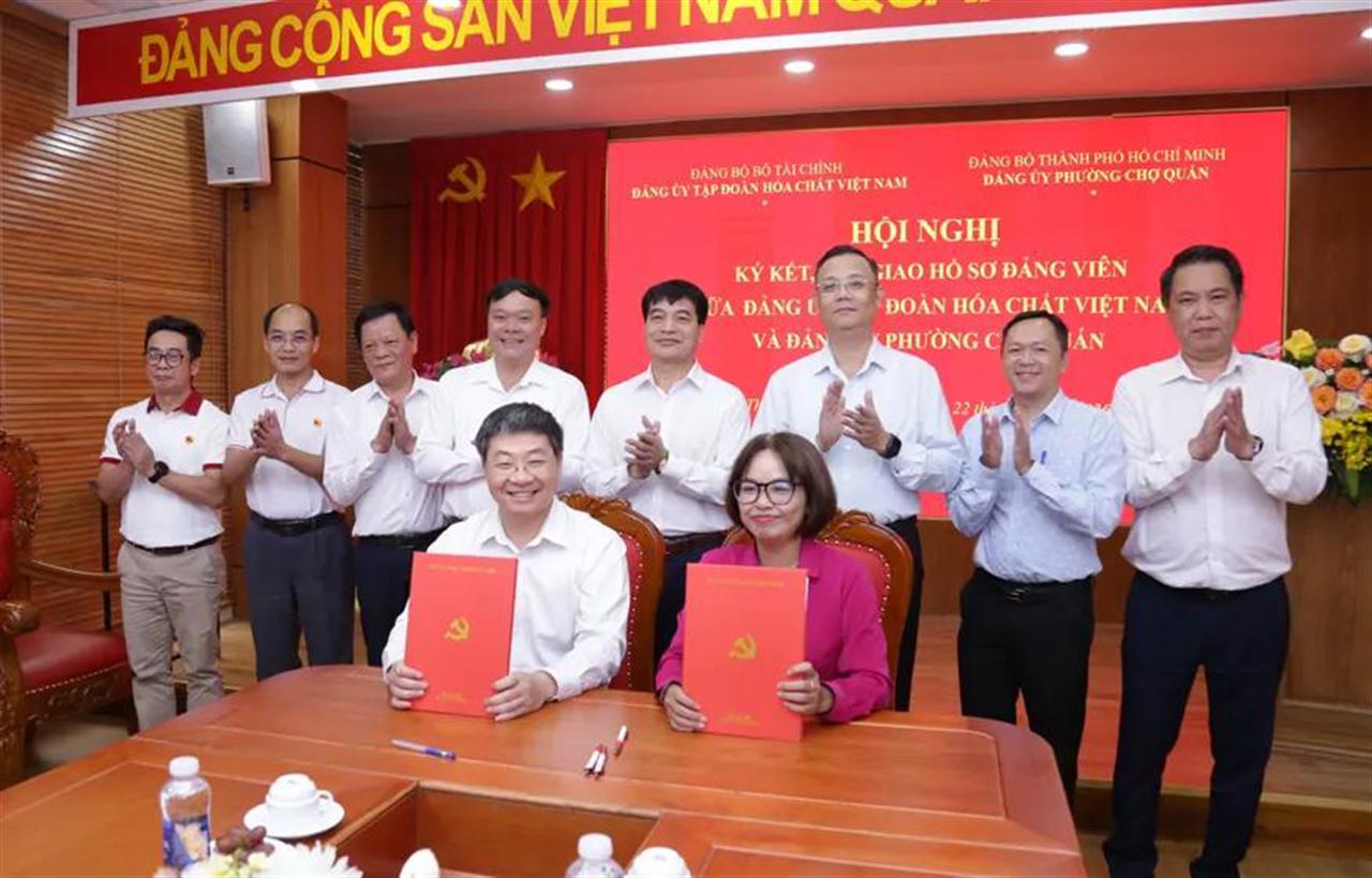 Đảng ủy Vinachem chuyển giao tổ chức đảng của Công ty CP Bột giặt Lix và Cao su Miền Nam