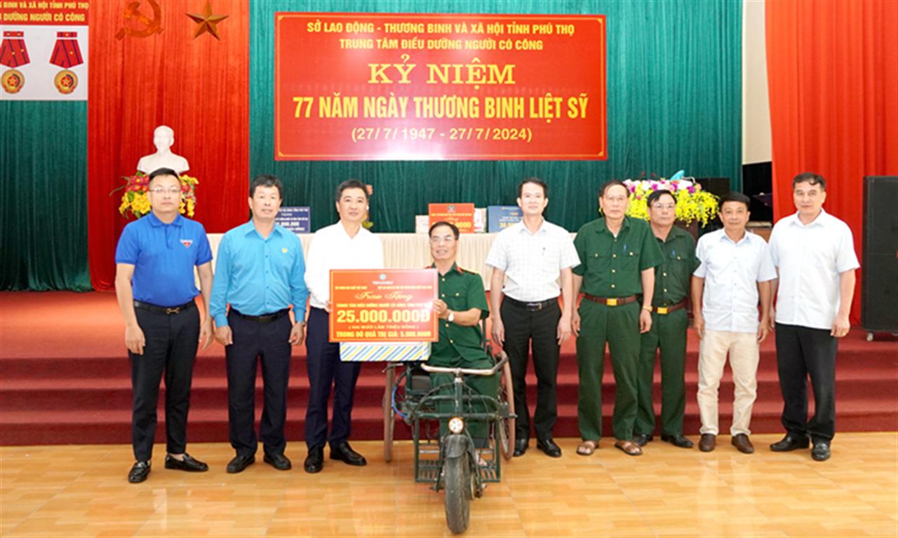 Tập đoàn Hóa chất Việt Nam thăm, tặng quà nhân ngày 27/7