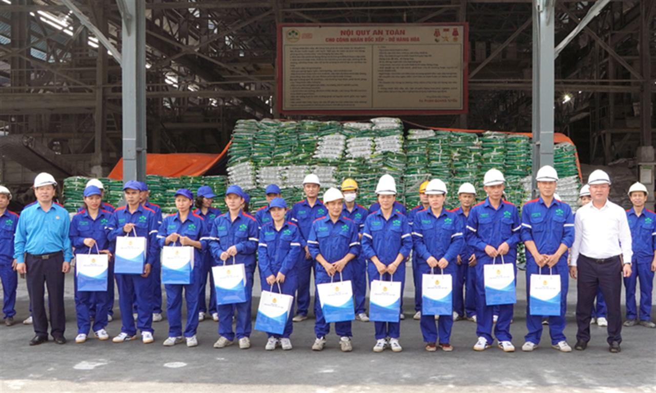 Đồng chí Bí thư Đảng ủy, Chủ tịch HĐTV Tập đoàn thăm, chúc tết, tặng quà người lao động các đơn vị phía Bắc