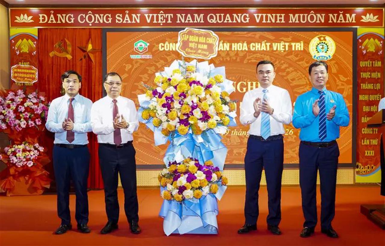 Hóa chất Việt Trì: ổn định sản xuất, nâng cao đời sống người lao động