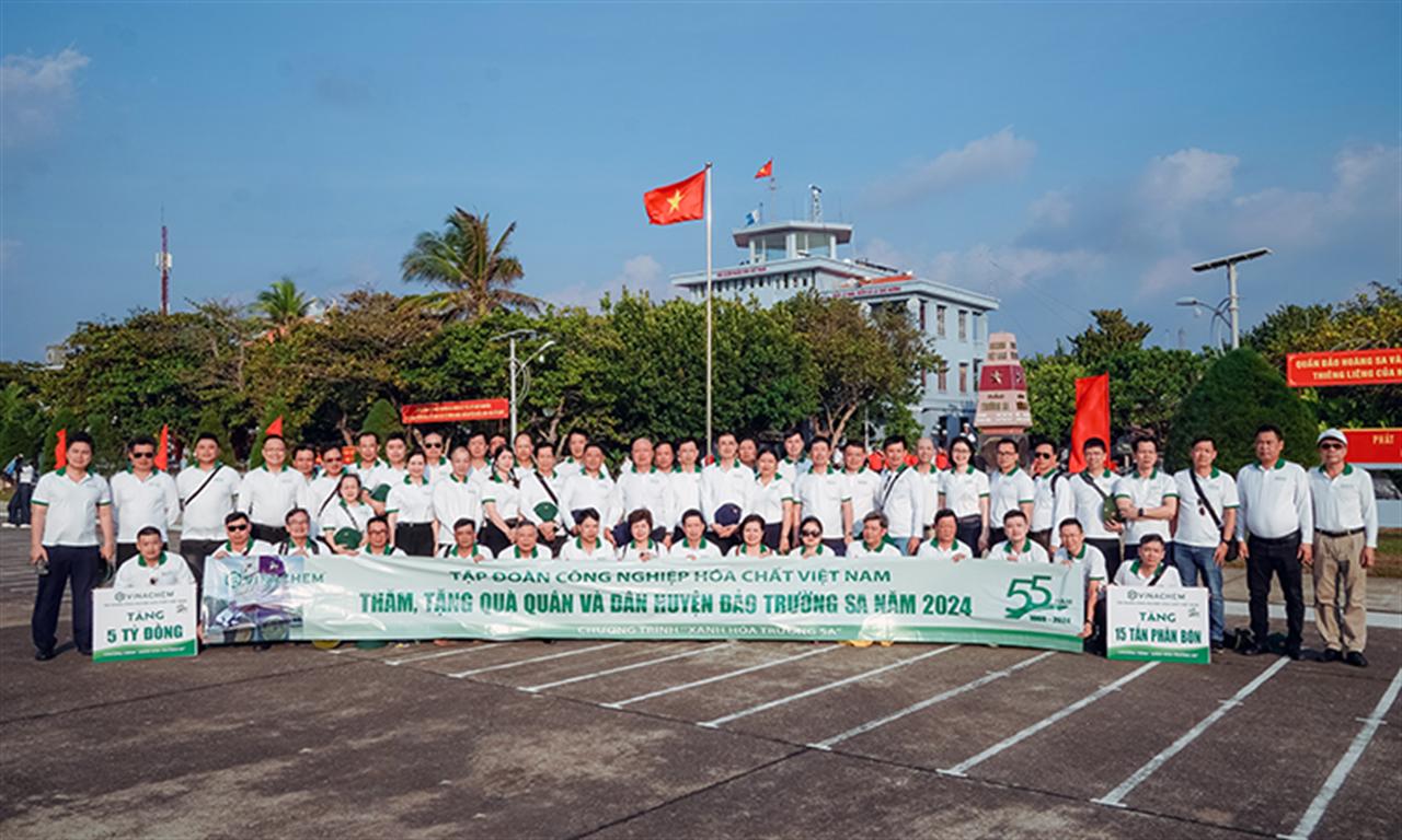 Tập đoàn Công nghiệp Hóa chất Việt Nam thăm, tặng quà cán bộ chiến sĩ, nhân dân tại huyện đảo Trường Sa và Nhà giàn DK1