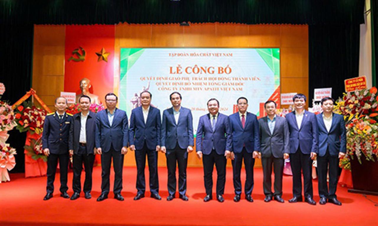 Trao quyết định phụ trách HĐTV và Tổng Giám đốc Apatit Việt Nam