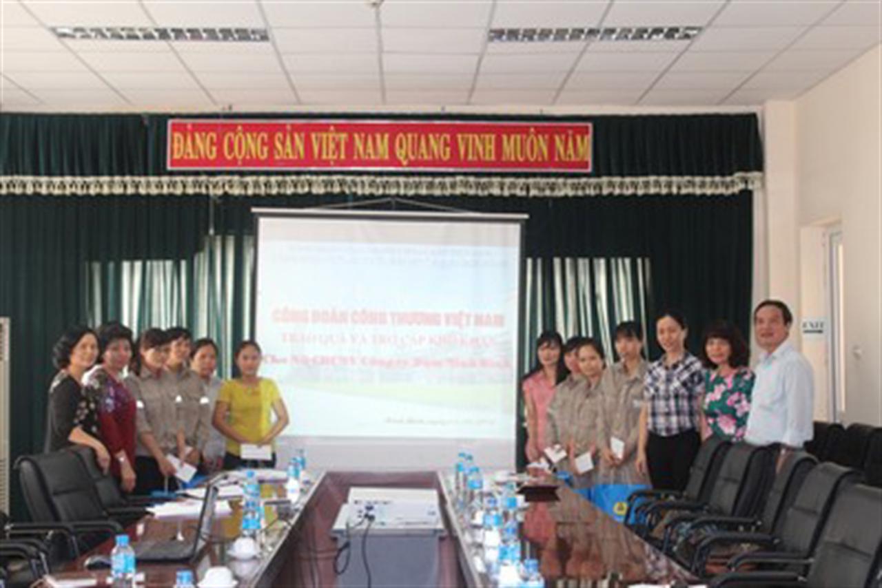Công đoàn Công thương Việt Nam thăm và tặng quà cho công nhân lao động Công ty TNHH MTV Đạm Ninh Bình