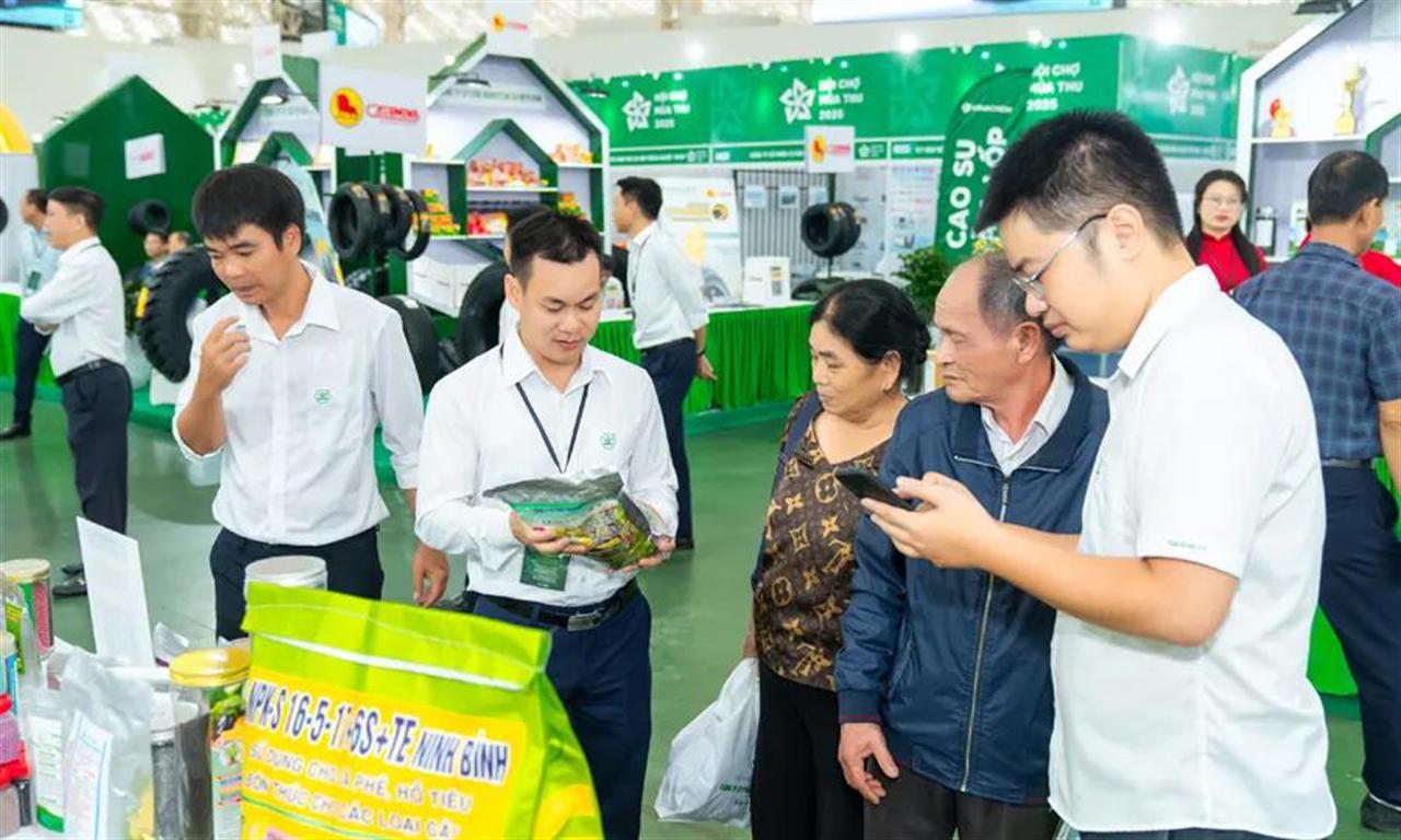 Vinachem gây ấn tượng tại Hội chợ Mùa Thu 2025: lan tỏa hình ảnh doanh nghiệp xanh – gần gũi – hiện đại.