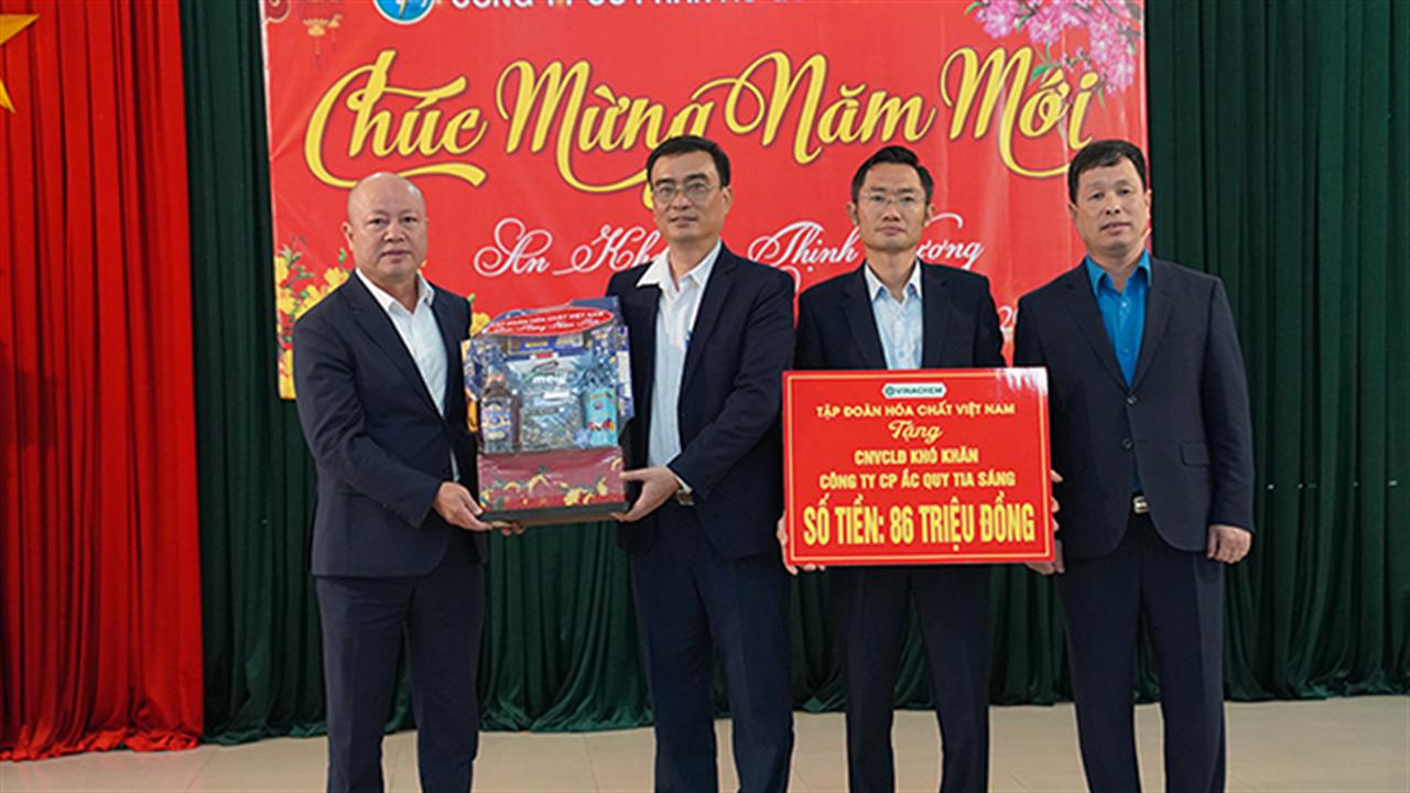 Lãnh đạo Tập đoàn thăm, chúc Tết người lao động tại Công ty Cổ phần Ắc quy Tia Sáng; Công ty Cổ phần DAP - Vinachem.