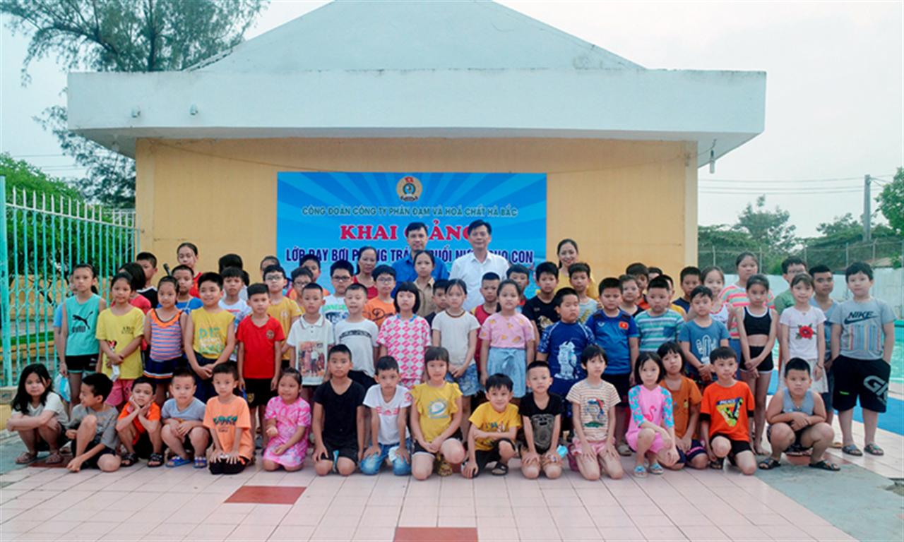 Công đoàn Cty CP Phân đạm và Hóa chất Hà Bắc: Tổ chức dạy bơi cho con cán bộ, công nhân viên