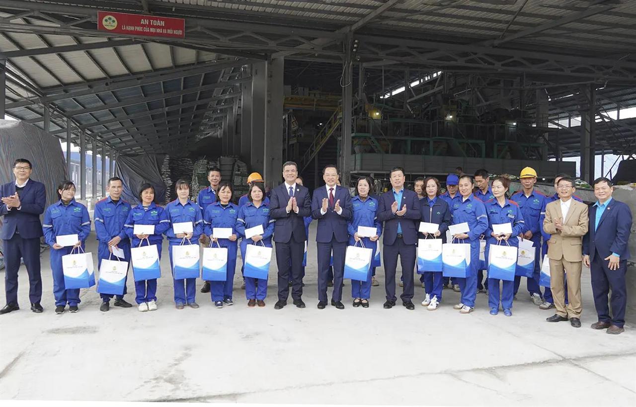 Đồng chí Tổng giám đốc Tập đoàn thăm và làm việc tại Công ty CP Hóa chất Việt Trì, Trường Cao đẳng Công nghiệp Hóa chất và Công ty CP Supe Phốt phát và Hóa chất Lâm Thao.