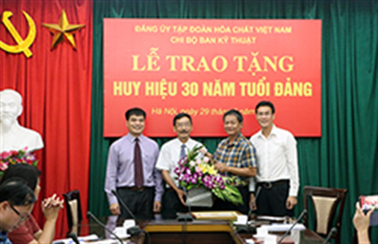 Lễ trao tặng huy hiệu 30 năm tuổi Đảng cho đồng chí Trần Xuân Tiến - Chi bộ Ban Kỹ Thuật