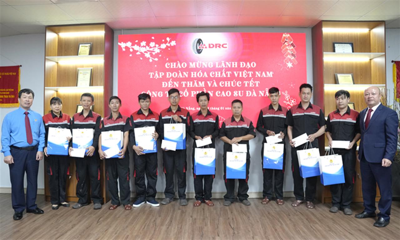 Đồng chí Bí thư Đảng ủy, Chủ tịch HĐTV thăm. chúc Tết, tặng quà Người lao động Công ty CP Cao su Đà Nẵng