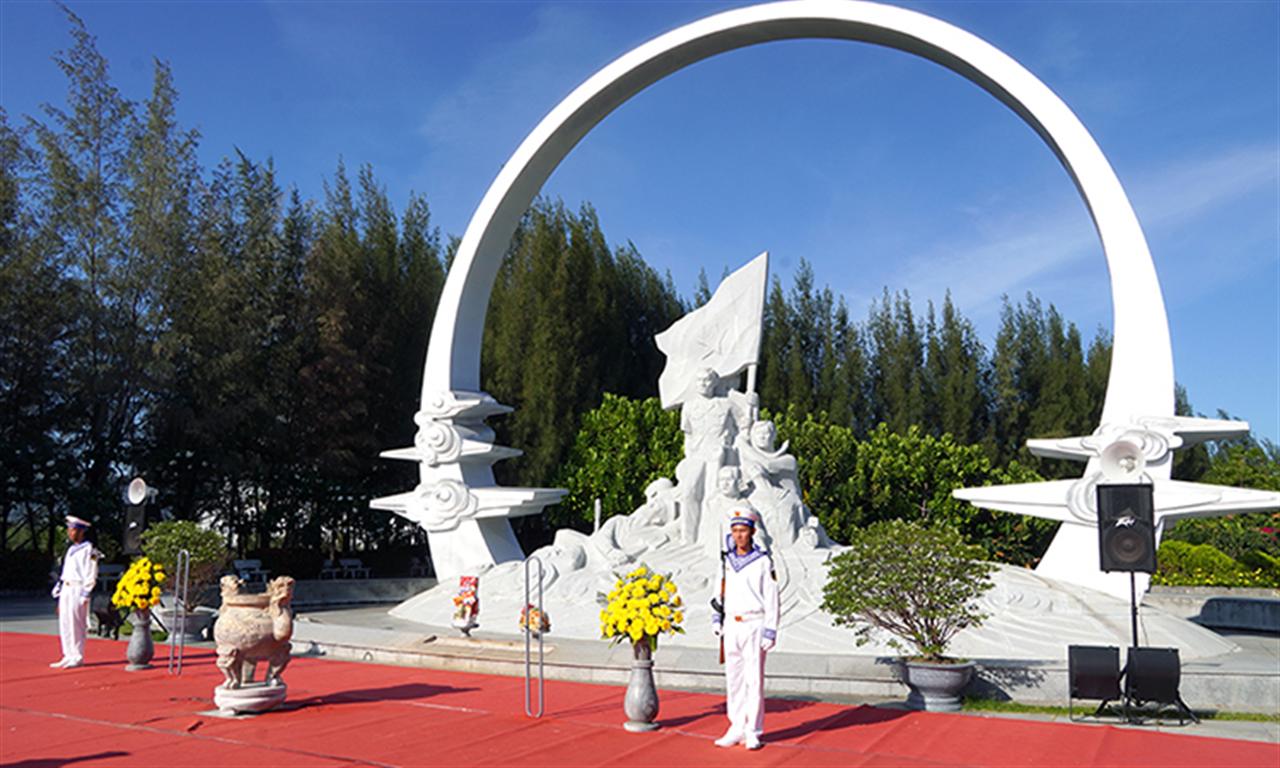 Đoàn công tác VINACHEM dâng hương tại Đài tưởng niệm chiến sĩ Gạc Ma