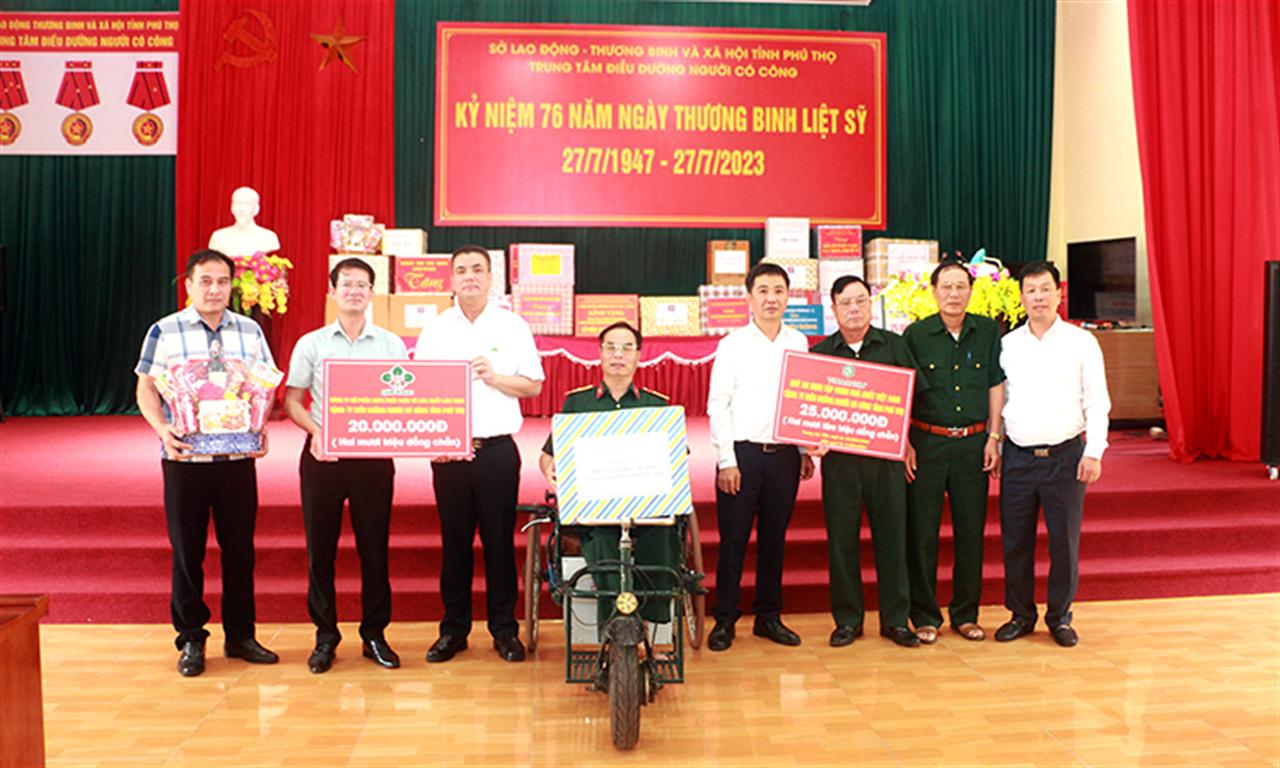 Tập đoàn Hóa chất Việt Nam thăm, tặng quà Trung tâm Điều dưỡng Người có công tỉnh Phú Thọ nhân ngày 27/7