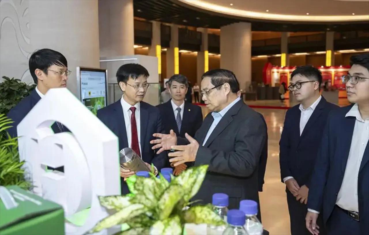 Prime Minister Phạm Minh Chính Visits the Vinachem Exhibition Booth at the National Conference on the Study, Dissemination, and Implementation of the Resolution of the 14th National Party Congress
