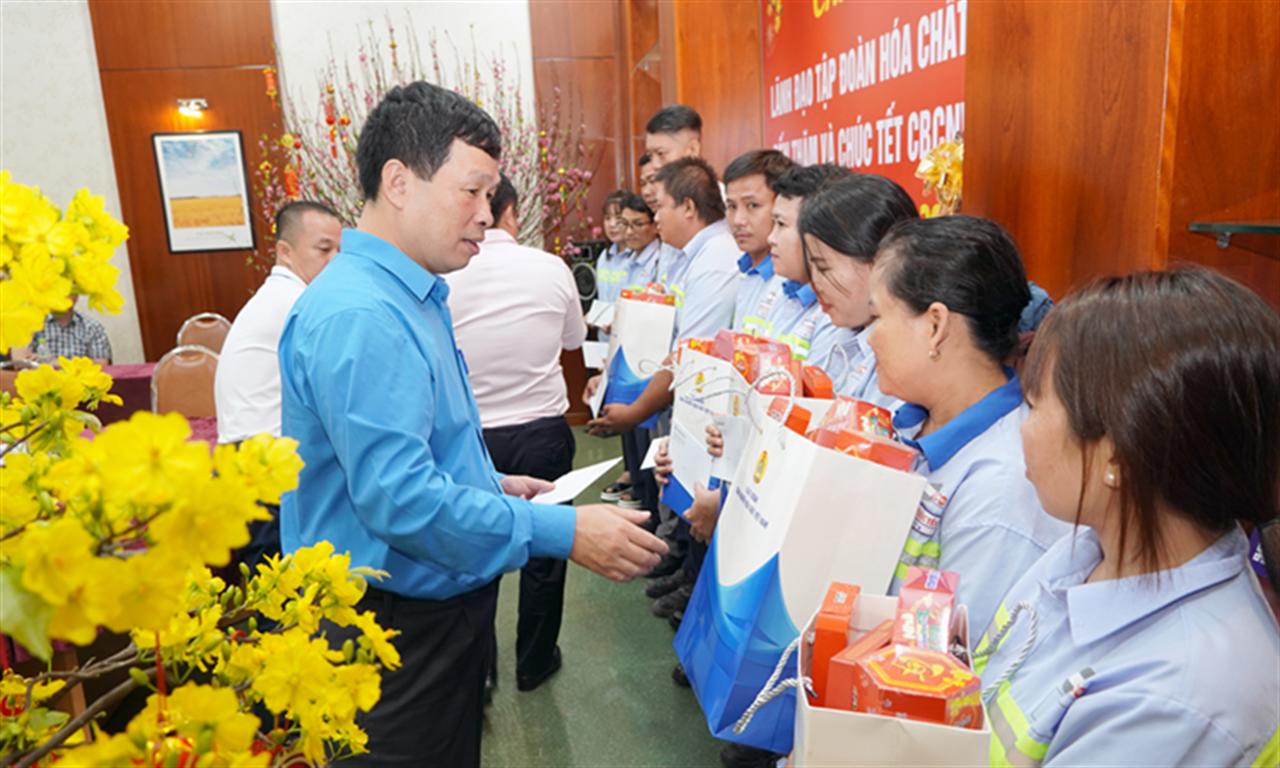 Công đoàn Công nghiệp Hóa chất Việt Nam thăm hỏi, chúc Tết đoàn viên, người lao động