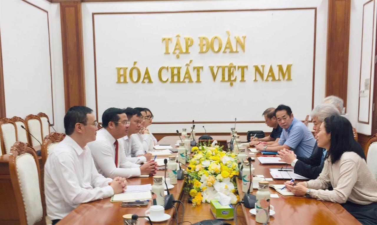 Lãnh đạo Tập đoàn Hóa chất Việt Nam tiếp Giám đốc đại diện và Đoàn công tác Công ty TNHH cao su Inoue