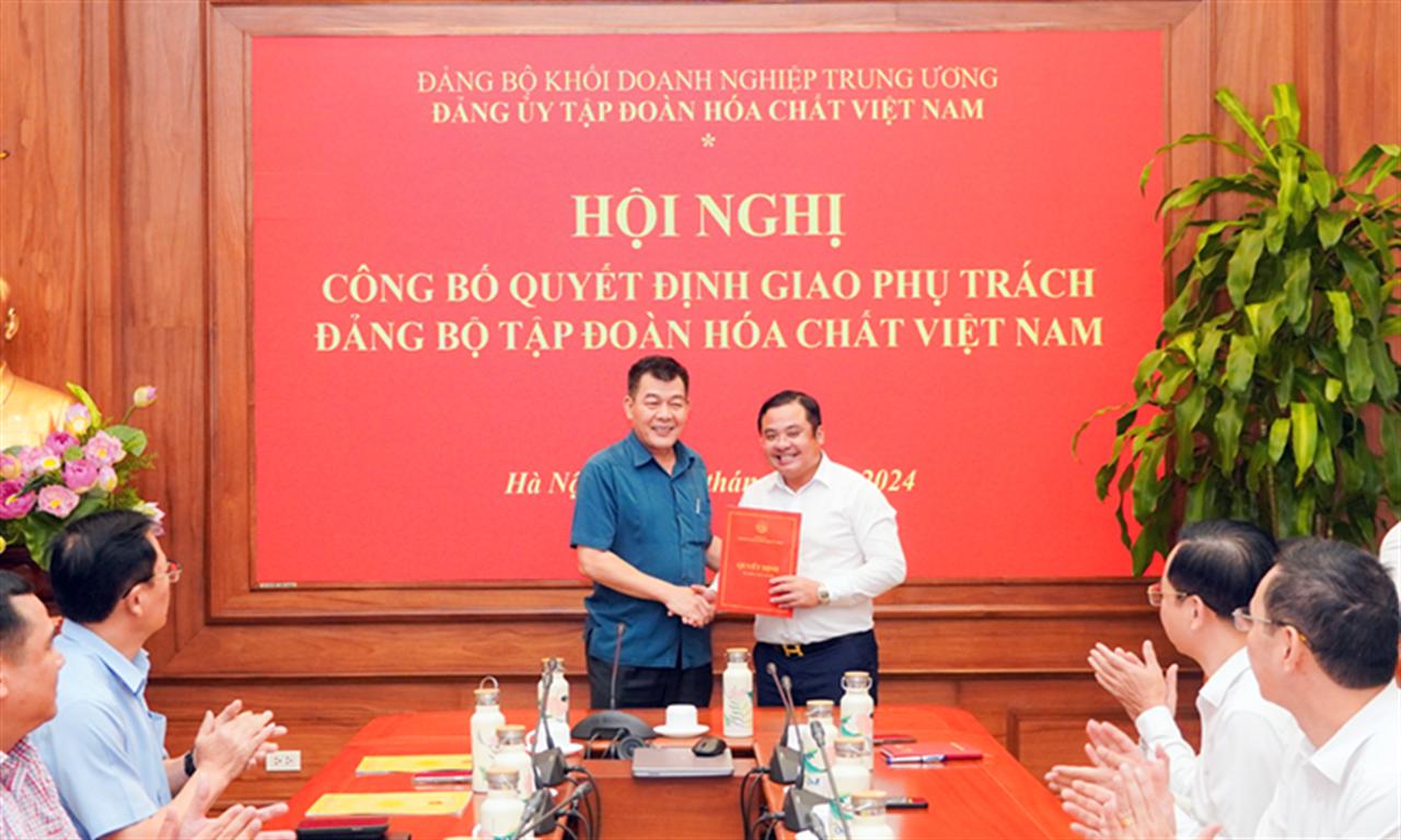 Đảng ủy VINACHEM: Công bố Quyết định giao phụ trách Đảng bộ Tập đoàn