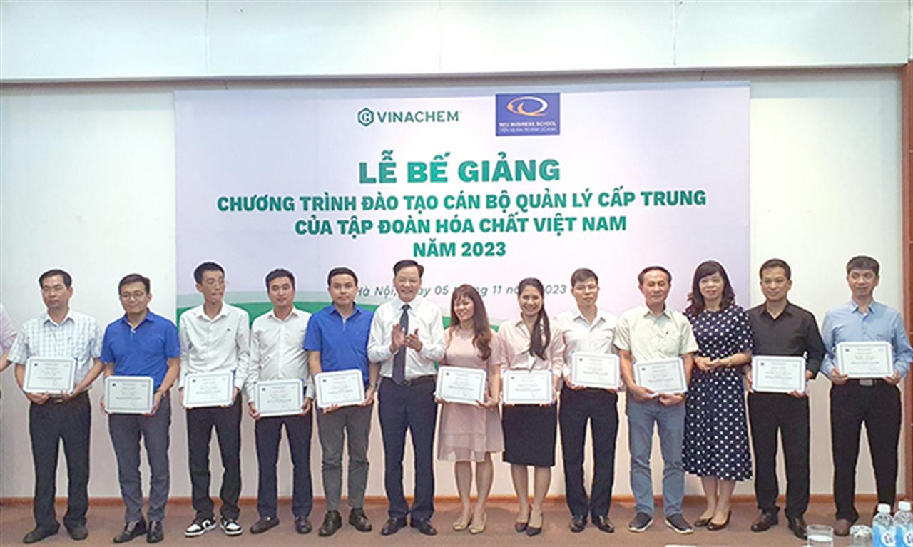 VINACHEM: Bế giảng Khóa đào tạo cán bộ quản lý cấp trung năm 2023