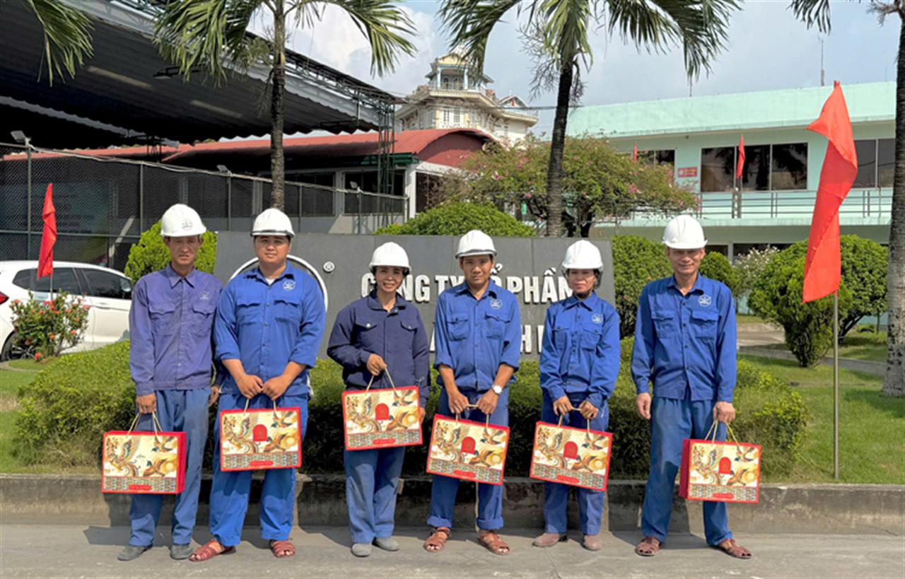 Phân lân Ninh Bình trao quà Trung thu đến người lao động
