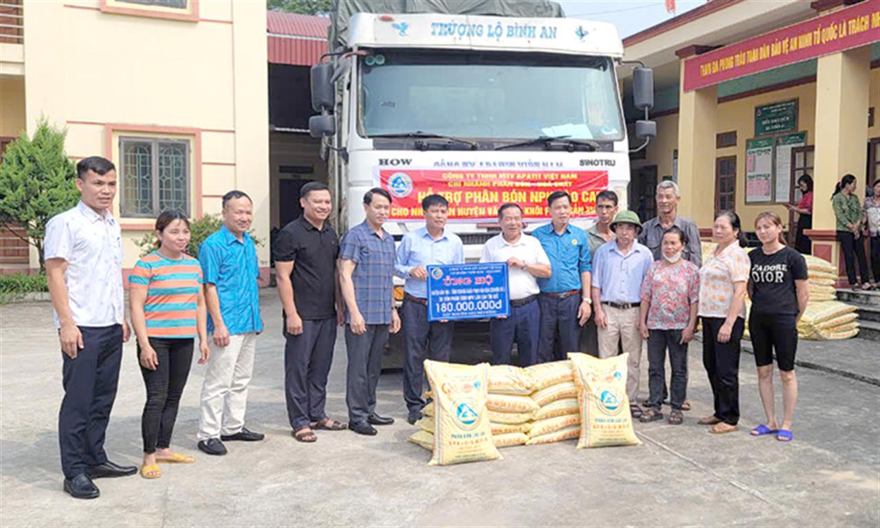 Công ty TNHH MTV Apatit Việt Nam hỗ trợ 50 tấn phân bón cho nhân dân tỉnh Yên Bái khôi phục sản xuất
