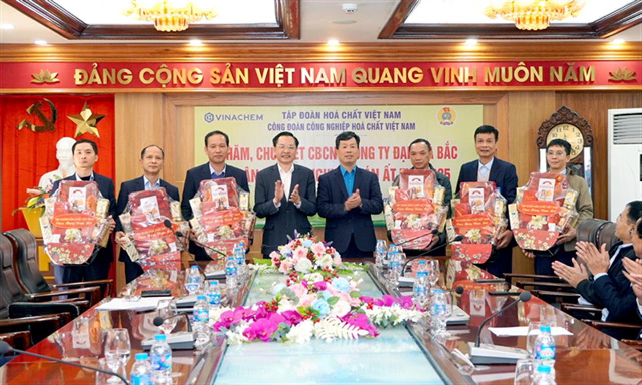 Đồng chí Nguyễn Hữu Tú, Tổng giám đốc Tập đoàn Hóa chất Việt Nam thăm, tặng quà Người lao động nhân dịp đón Xuân Ất Tỵ