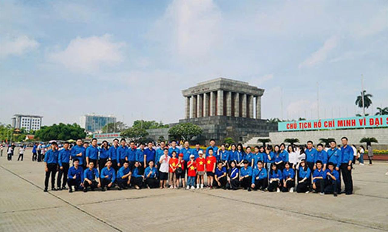 Đoàn Thanh niên Tập đoàn Hóa chất Việt Nam vào Lăng viếng Chủ tịch Hồ Chí Minh