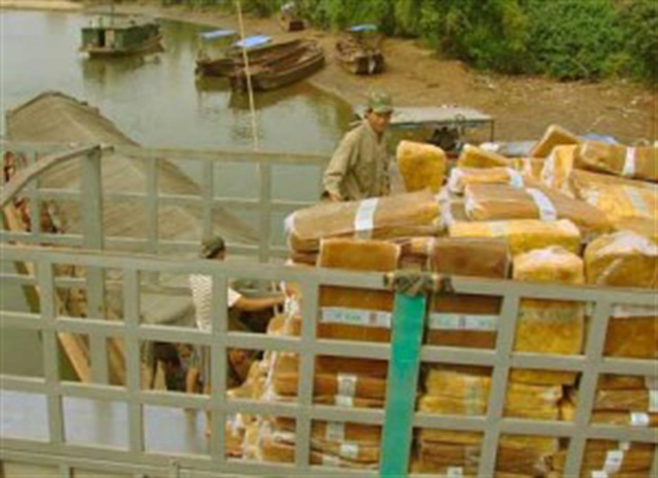 Hàng ngàn tấn cao su tồn đọng tại cửa khẩu Móng Cái, giá giảm sâu