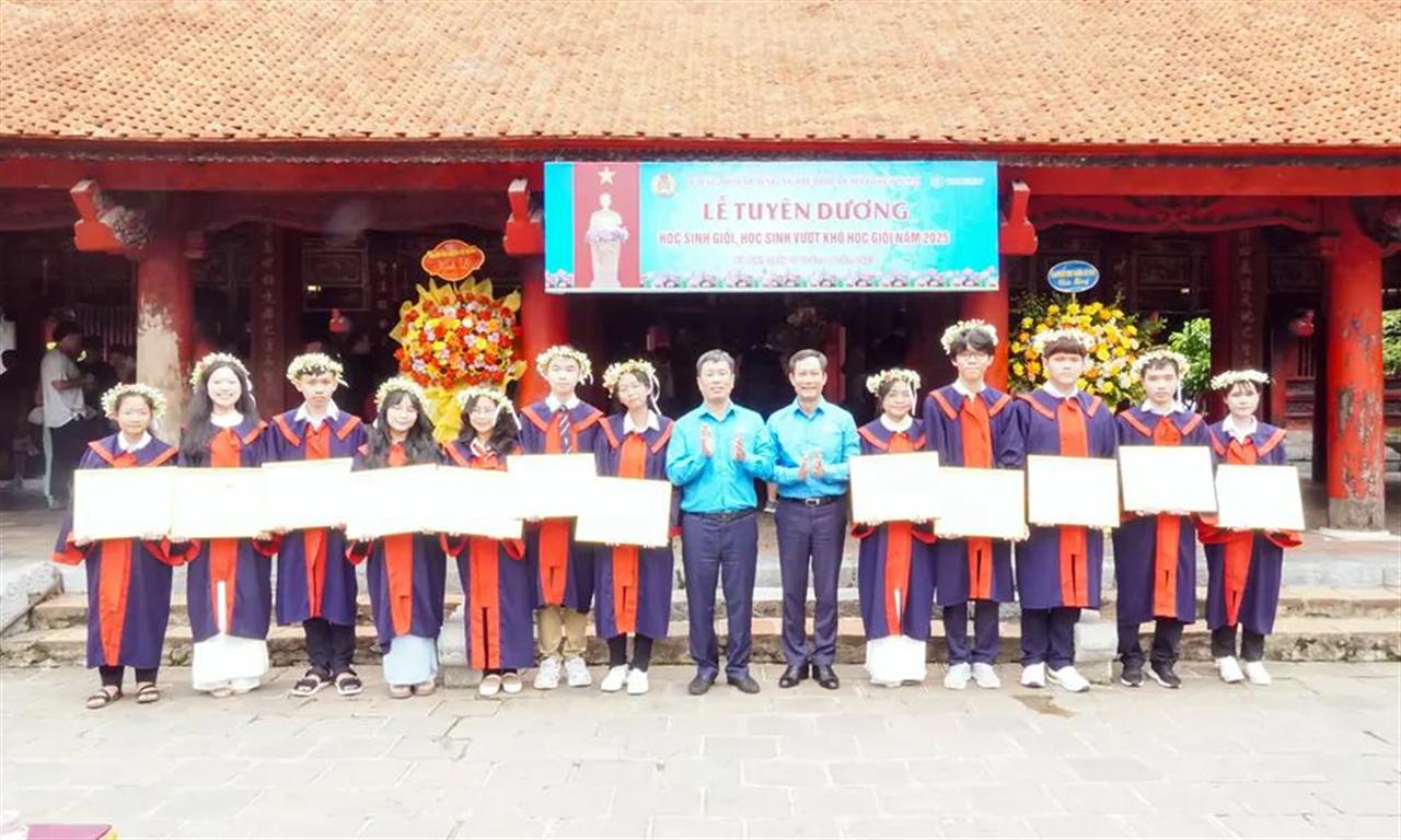 Công đoàn Công nghiệp Hóa chất Việt Nam tuyên dương học sinh giỏi, học sinh vượt khó học giỏi