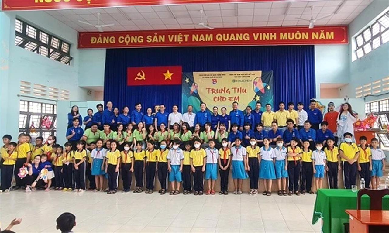 Tuổi trẻ VINACHEM: Mang Trung thu đến với các bé huyện Cần Giờ