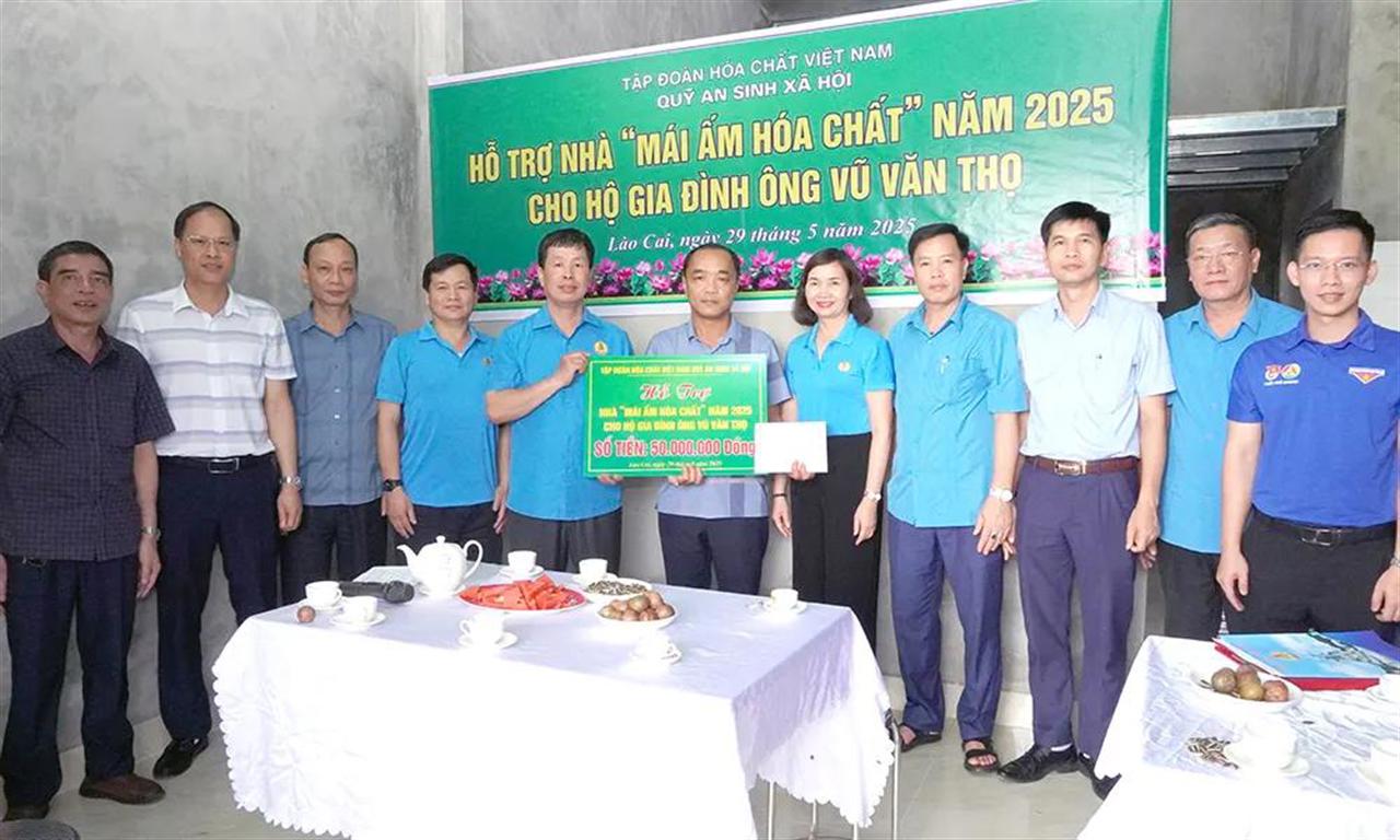 Trao hỗ trợ nhà “Mái ấm Hóa chất” và thăm hỏi người lao động có hoàn cảnh khó khăn