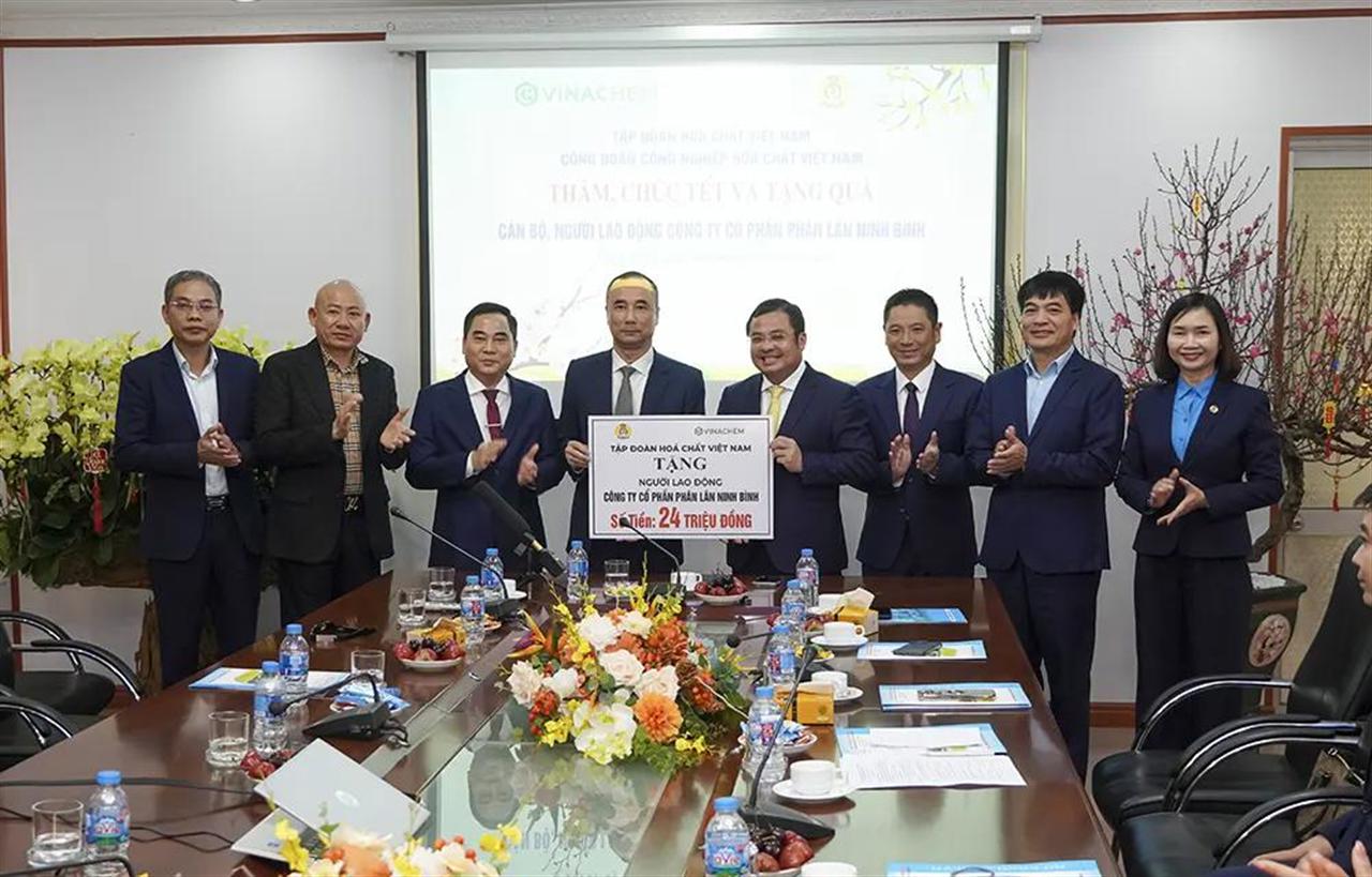 Đoàn công tác Tập đoàn Hóa chất Việt Nam thăm và chúc Tết Công ty CP Phân lân Ninh Bình