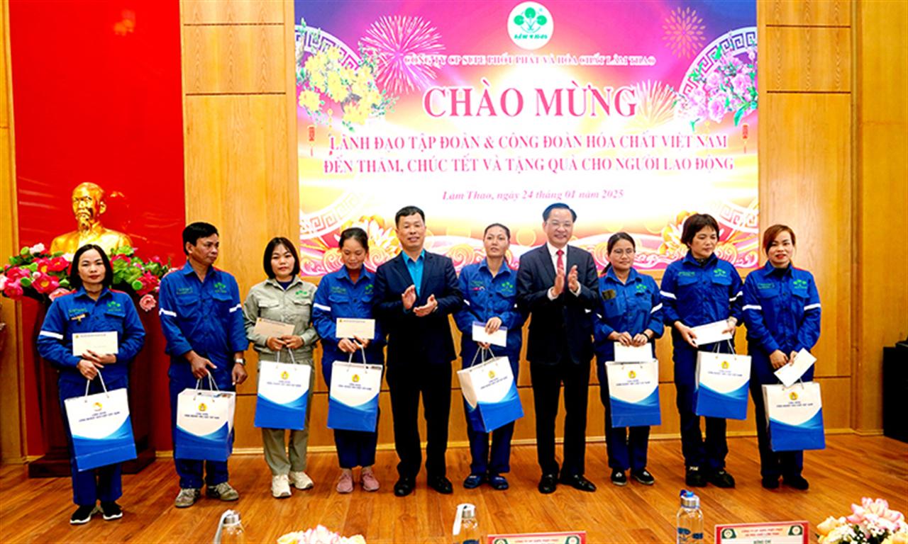 Đồng chí Nguyễn Hữu Tú, Tổng giám đốc Tập đoàn Hóa chất Việt Nam thăm, tặng quà Người lao động nhân dịp đón Xuân Ất Tỵ