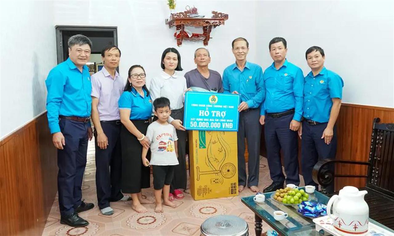 Công đoàn Công Thương Việt Nam trao hỗ trợ “Mái ấm Công đoàn” cho người lao động Công ty CP Supe phốt phát và Hóa chất Lâm Thao