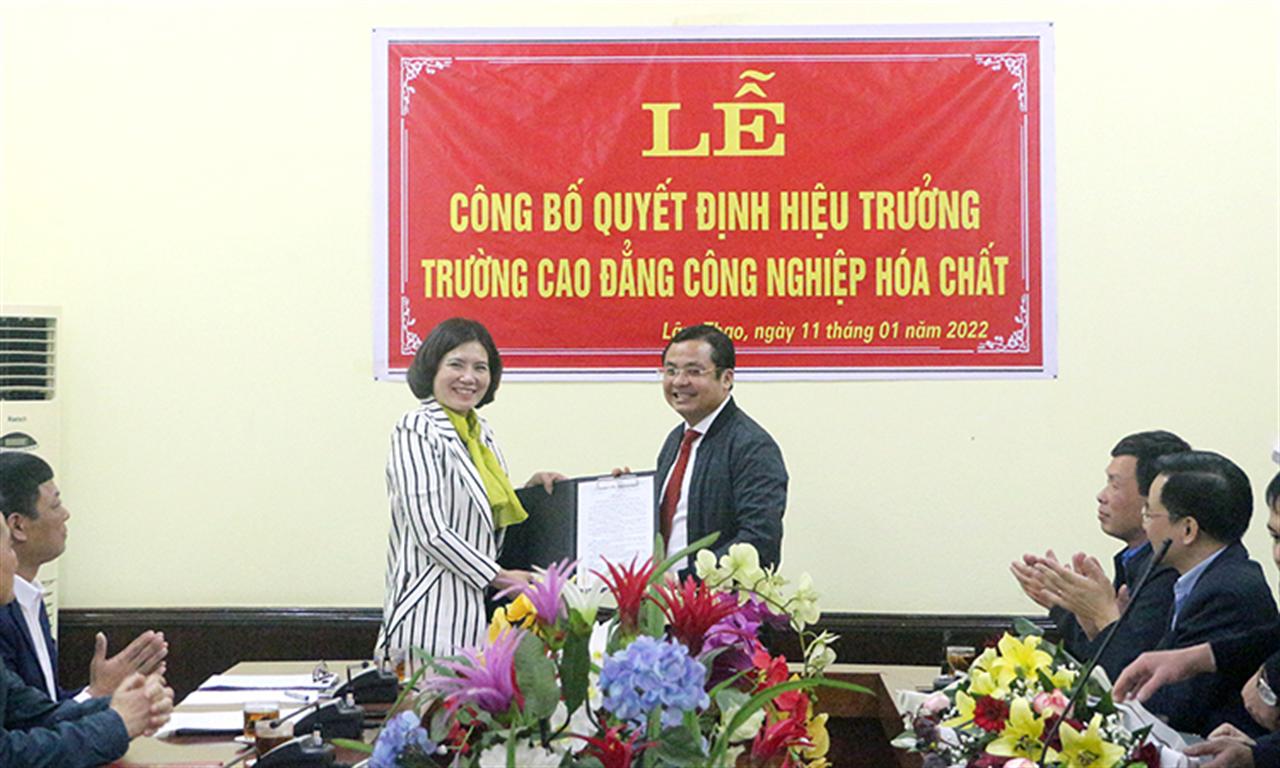 Lễ công bố quyết định Hiệu trưởng Trường Cao đẳng Công nghiệp Hóa chất