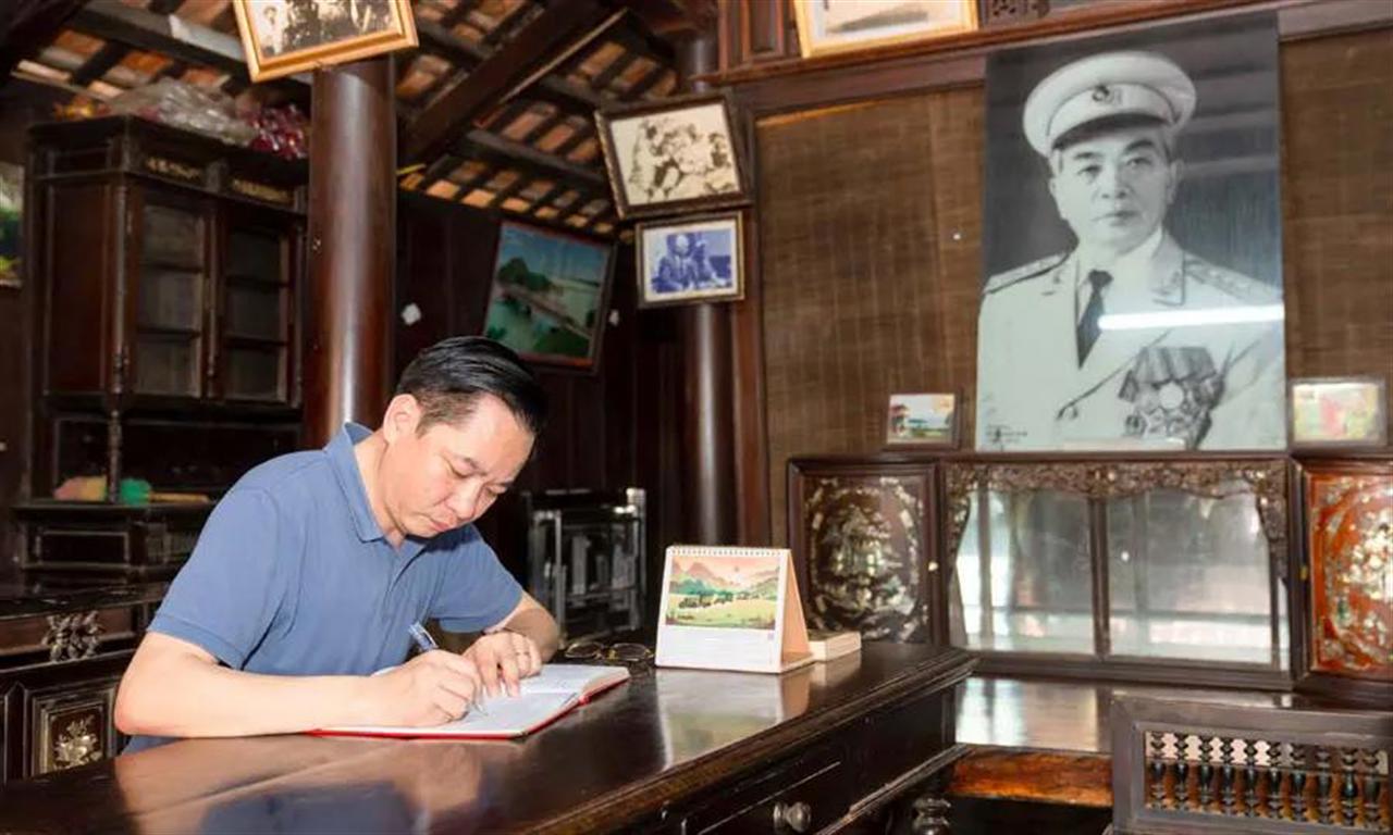 Đoàn đại biểu Tập đoàn Hóa chất Việt Nam dâng hương tại Nhà lưu niệm Đại tướng Võ Nguyên Giáp và Tượng đài Mẹ Suốt