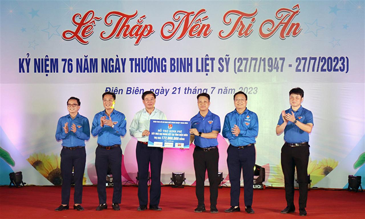 Đoàn TN VINACHEM phối hợp Đoàn TN Khối DN Trung ương tổ chức Lễ thắp nến tri ân anh hùng liệt sĩ tại tỉnh Điện Biên