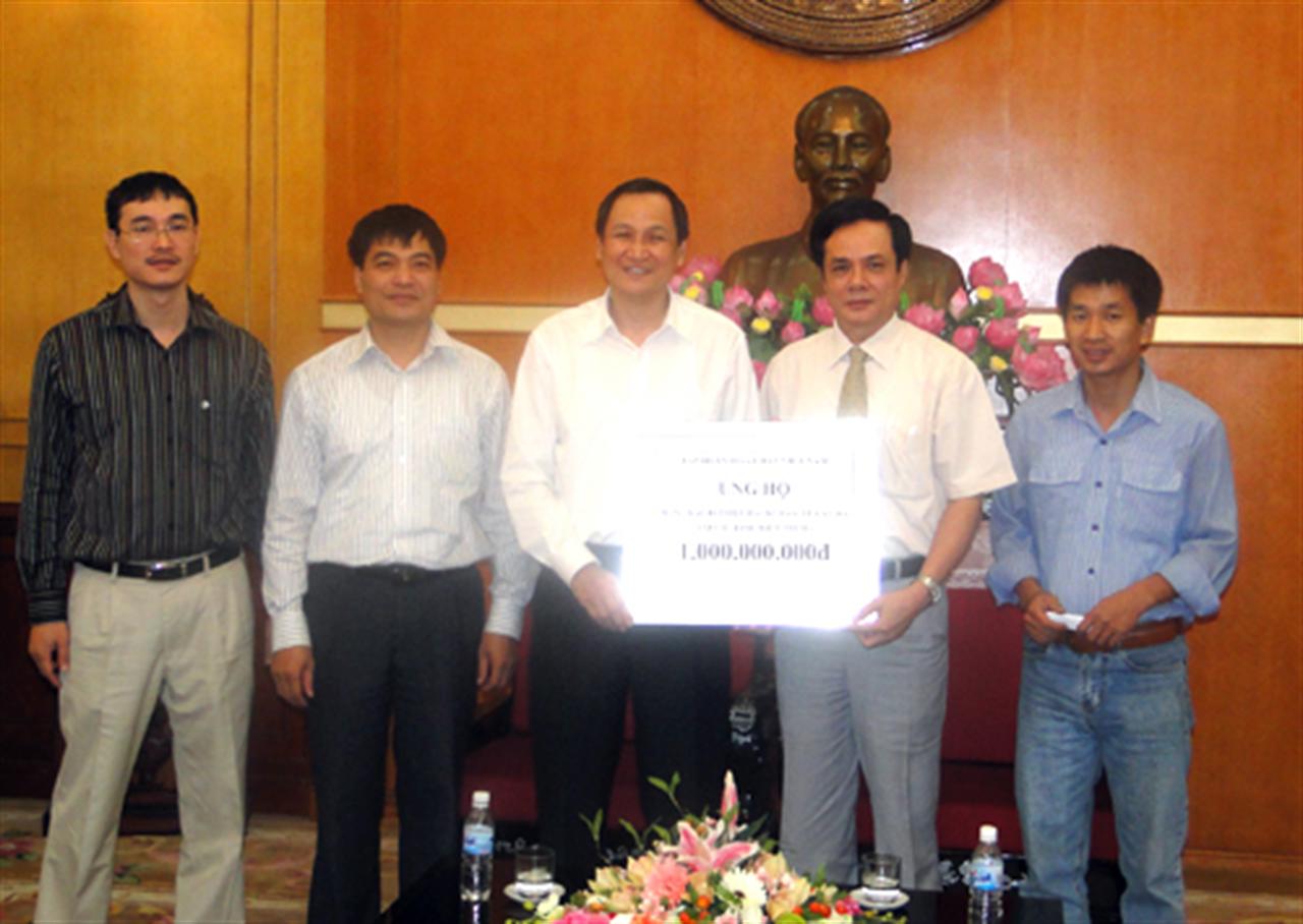 Tập đoàn Hóa chất Việt Nam tiếp tục ủng hộ đồng bào miền Trung bị lũ lụt 1 tỷ đồng