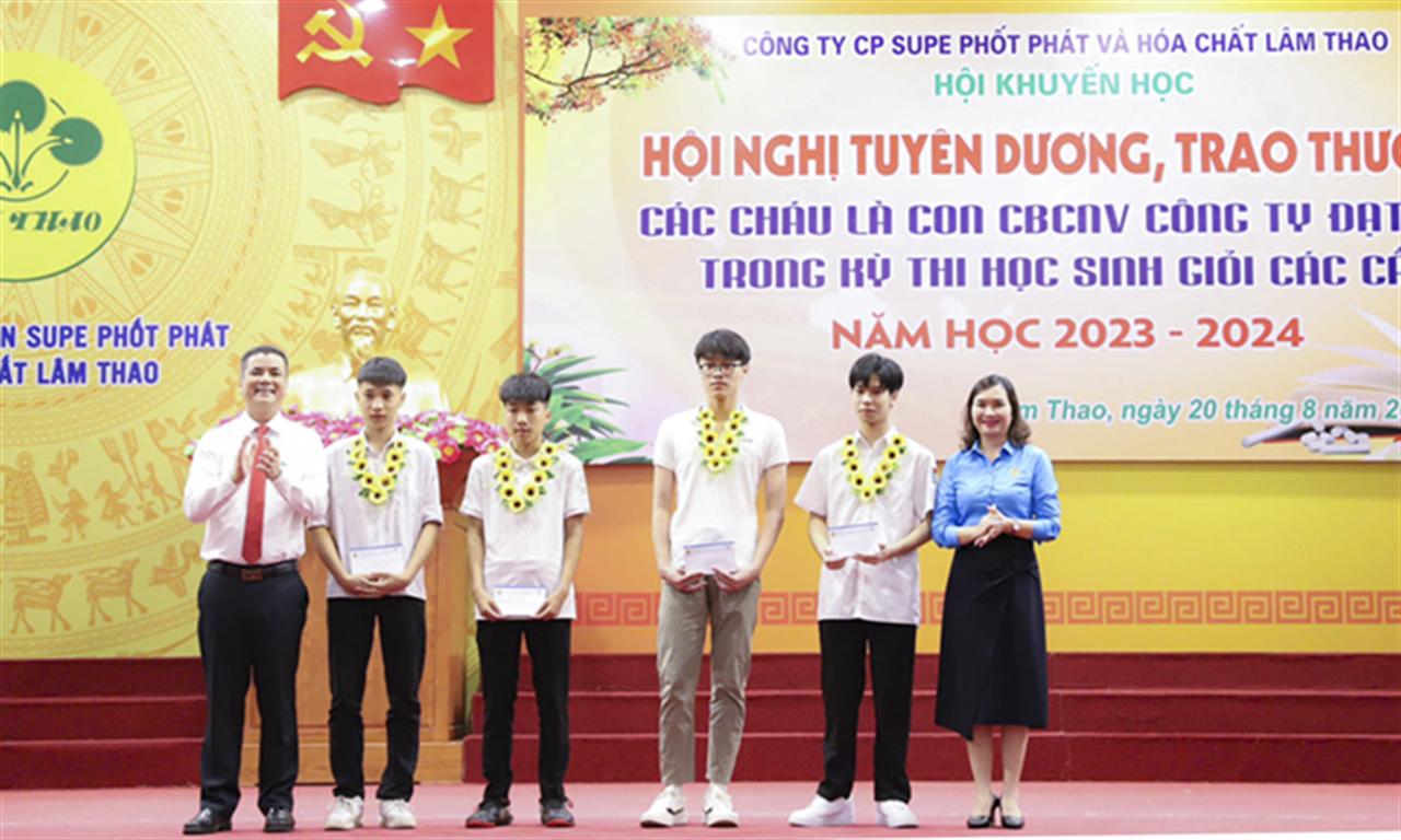 Công ty CP Supe Phốt phát và Hóa chất Lâm Thao: Tuyên dương các cháu là con CBCNV đạt giải trong các kỳ thi học sinh giỏi các cấp