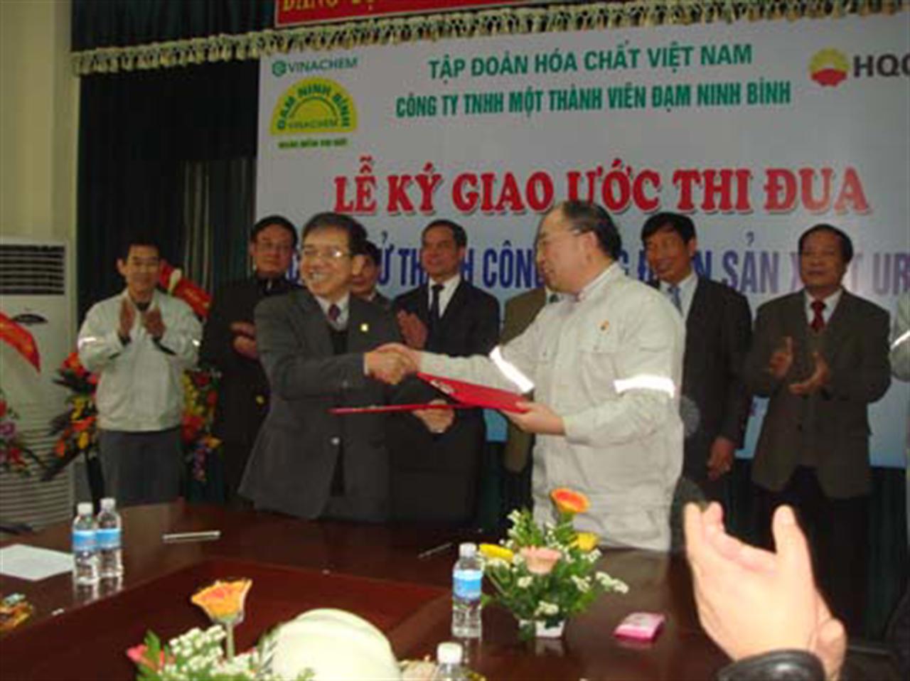 Lễ ký Giao ước thi đua hoàn thành công trình Nhà máy Đạm Ninh Bình