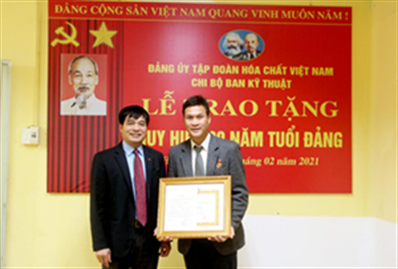 Lễ trao tặng Huy hiệu 30 năm tuổi Đảng