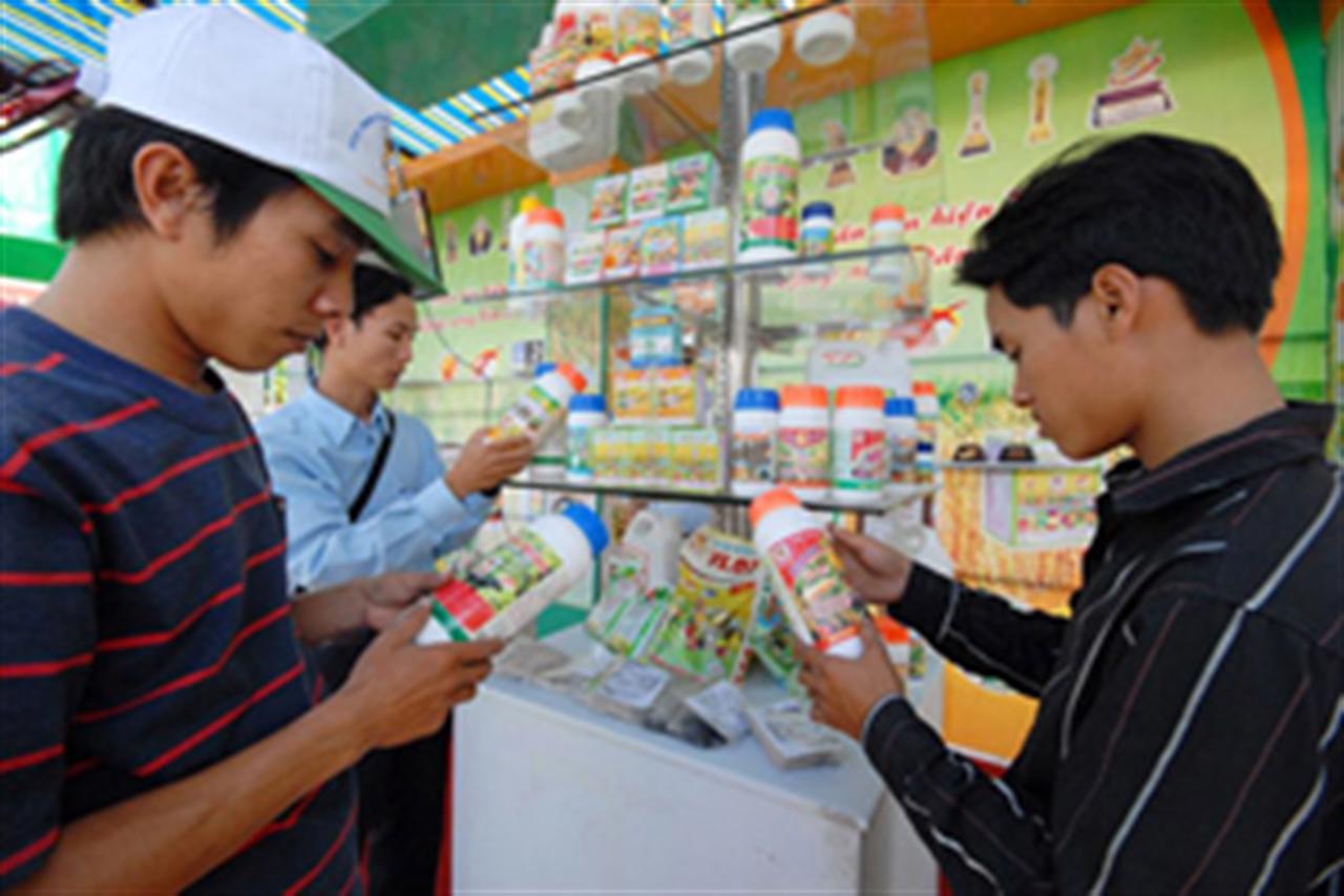Vì sao chi tiền khủng nhập thuốc trừ sâu?