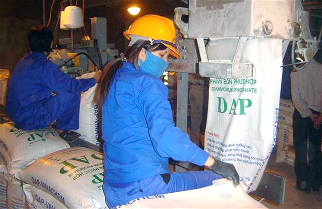 Giá phân bón khó hạ nhiệt: Chẳng nhẽ bó tay?