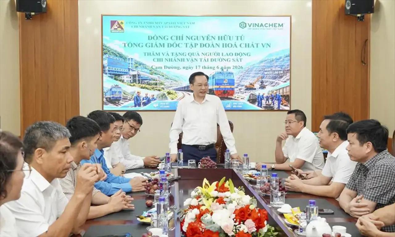 General Director of the Group Visits, Presents Gifts to Workers of the Railway Transport Branch and Works with Vietnam Apatit Limited Liability Company